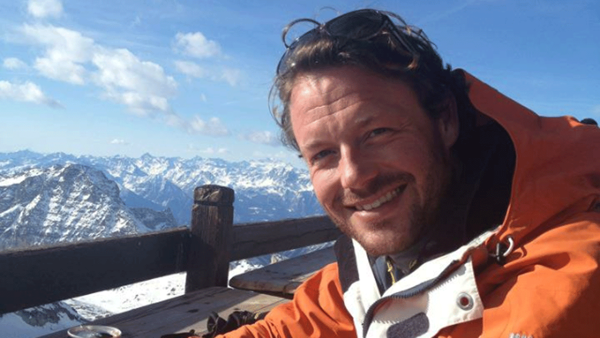 Man looking at the Alpes